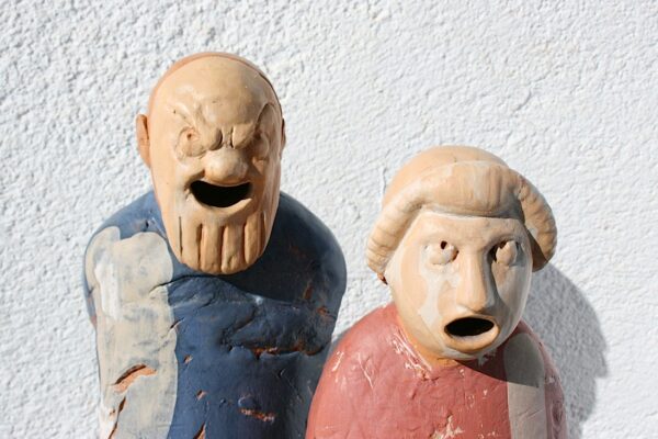 Alberto Criscione scultore agorà scultura decorata con ingobbi neu noi mostra