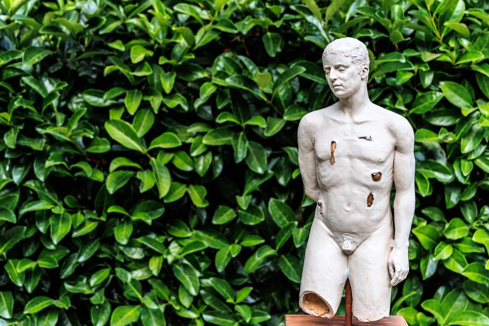 MetaForme: Un Viaggio Artistico Dalla Tonnara Bordonaro alla Galleria Raffaello